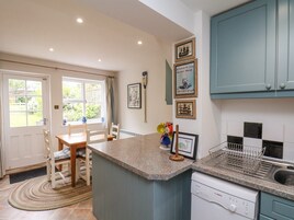 Cottage | Private kitchen | Dishwasher, cookware/dishes/utensils