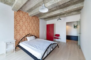 1 chambre, bureau, chambres insonorisées, fer et planche à repasser