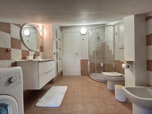 Hair dryer, towels, soap, toilet paper - Stefano's cozy apartment (Erba)