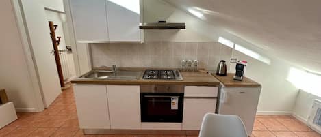 Micro-ondes, four, plaque de cuisson