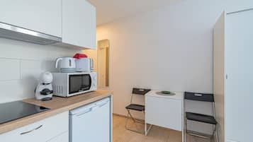 Fridge, microwave, stovetop, coffee/tea maker