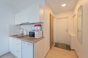 Réfrigérateur, four à micro-ondes, surface de cuisson, cafetière-théière