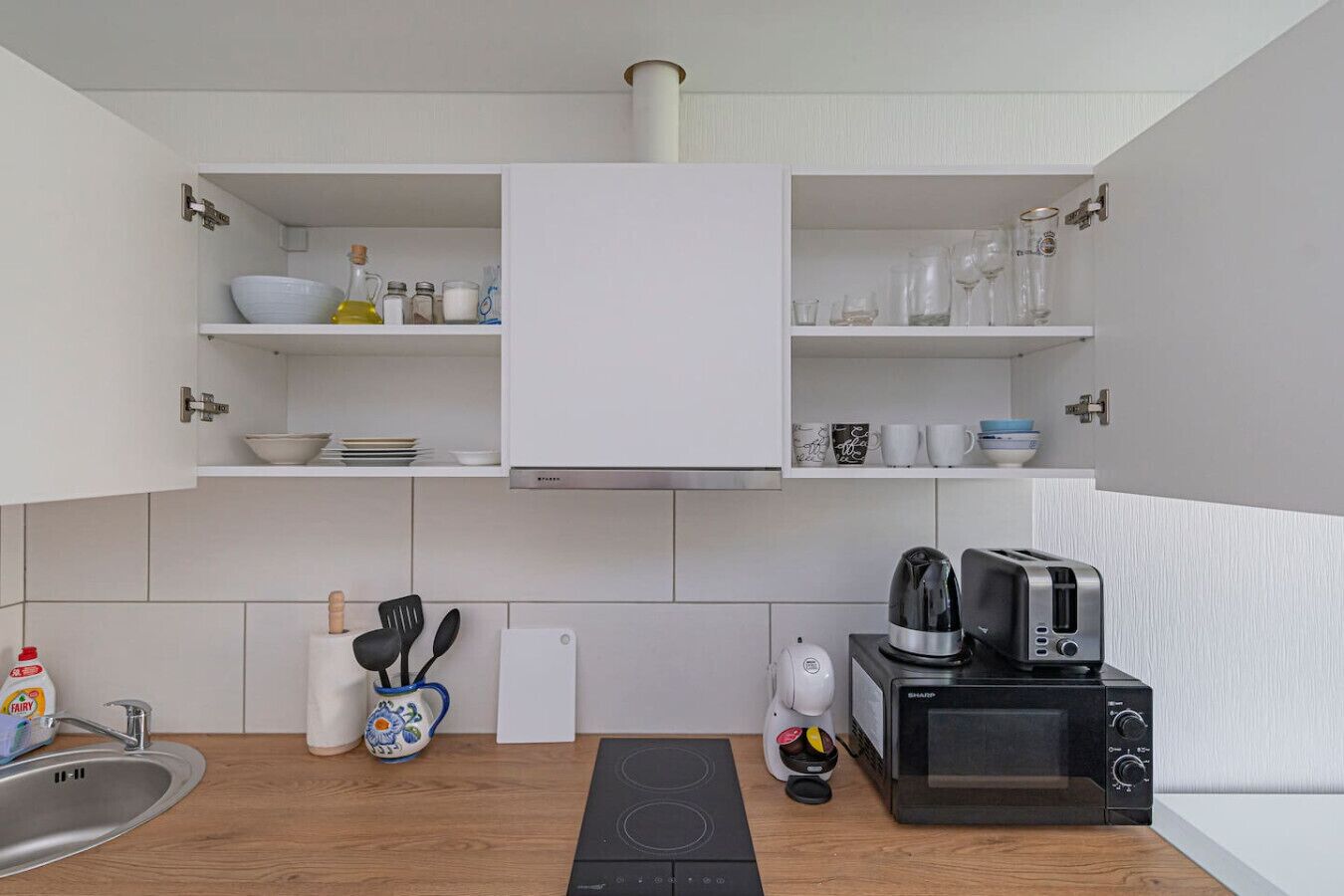 Kjøleskap, mikrobølgeovn, ovn og kokeplater