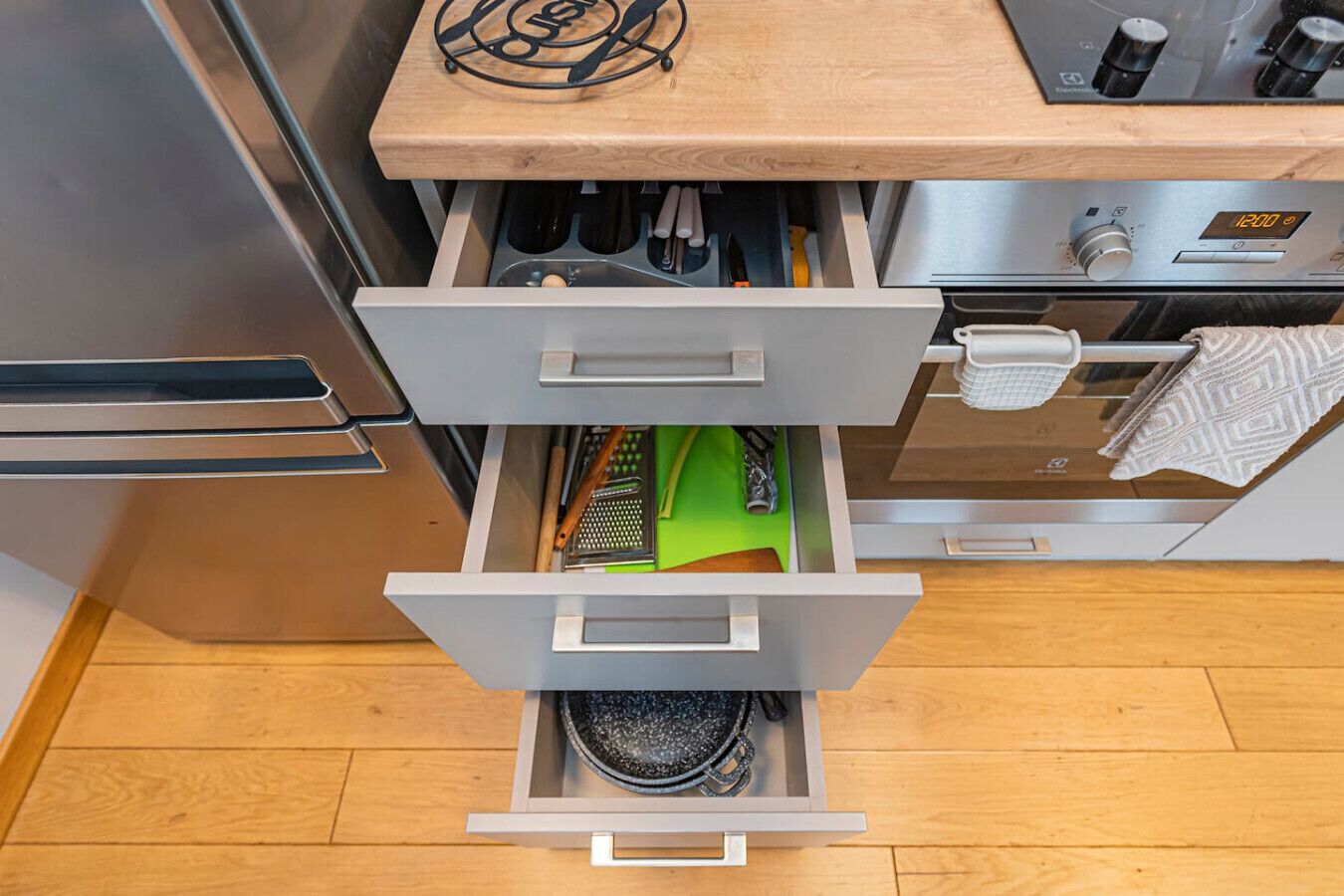 Fridge, microwave, oven, stovetop
