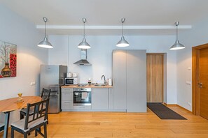 Frigorifero, microonde, forno, piano cottura