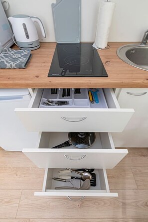 Réfrigérateur, four à micro-ondes, surface de cuisson, cafetière-théière