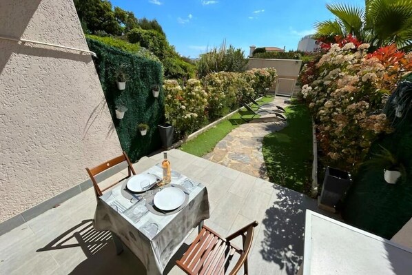 Outdoor dining - Sunshine at the Lavandou Apartment (Le Lavandou)
