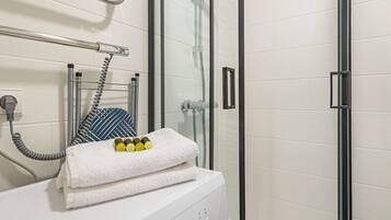 Secador de pelo, toallas