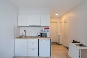 Réfrigérateur, micro-ondes, plaque de cuisson, cafetière/bouilloire