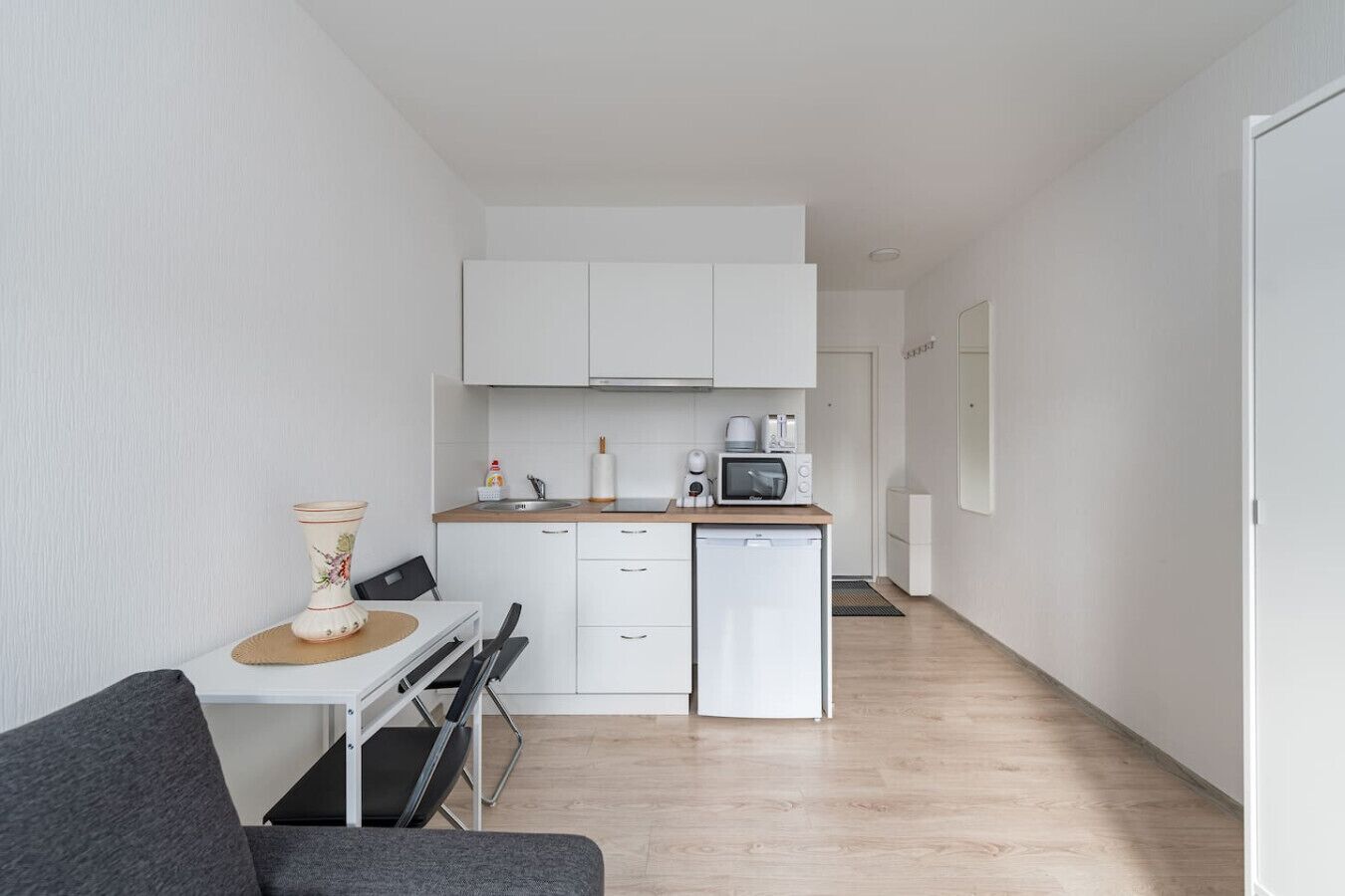 Refrigerador, microondas, placa de cocina, cafetera/tetera