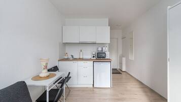 Refrigerador, microondas, placa de cocina, cafetera/tetera