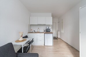 Refrigerador, microondas, parrilla de estufa y cafetera y tetera