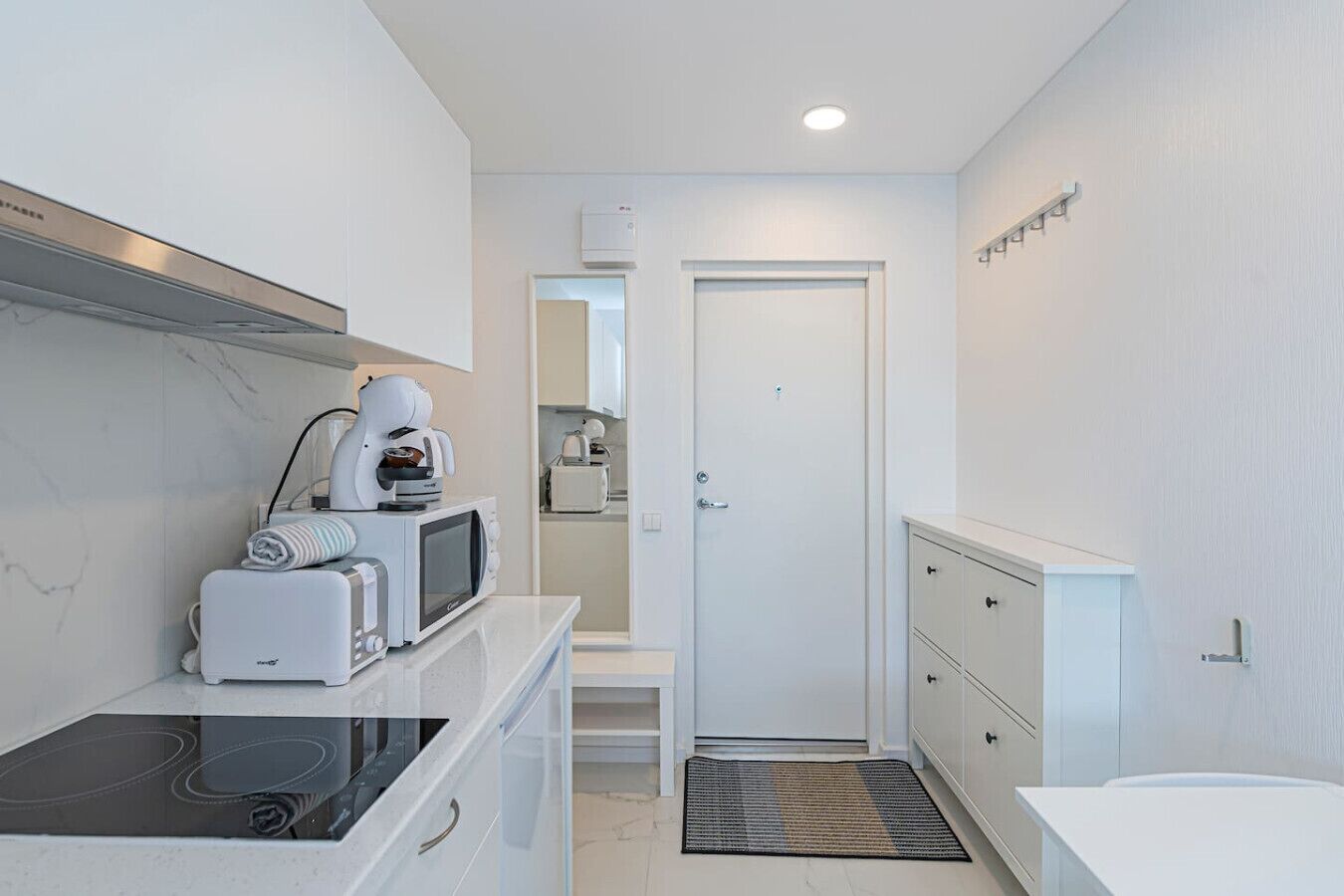 Kühlschrank, Mikrowelle, Herdplatte, Wasserkocher mit Kaffee-/Teezubehör