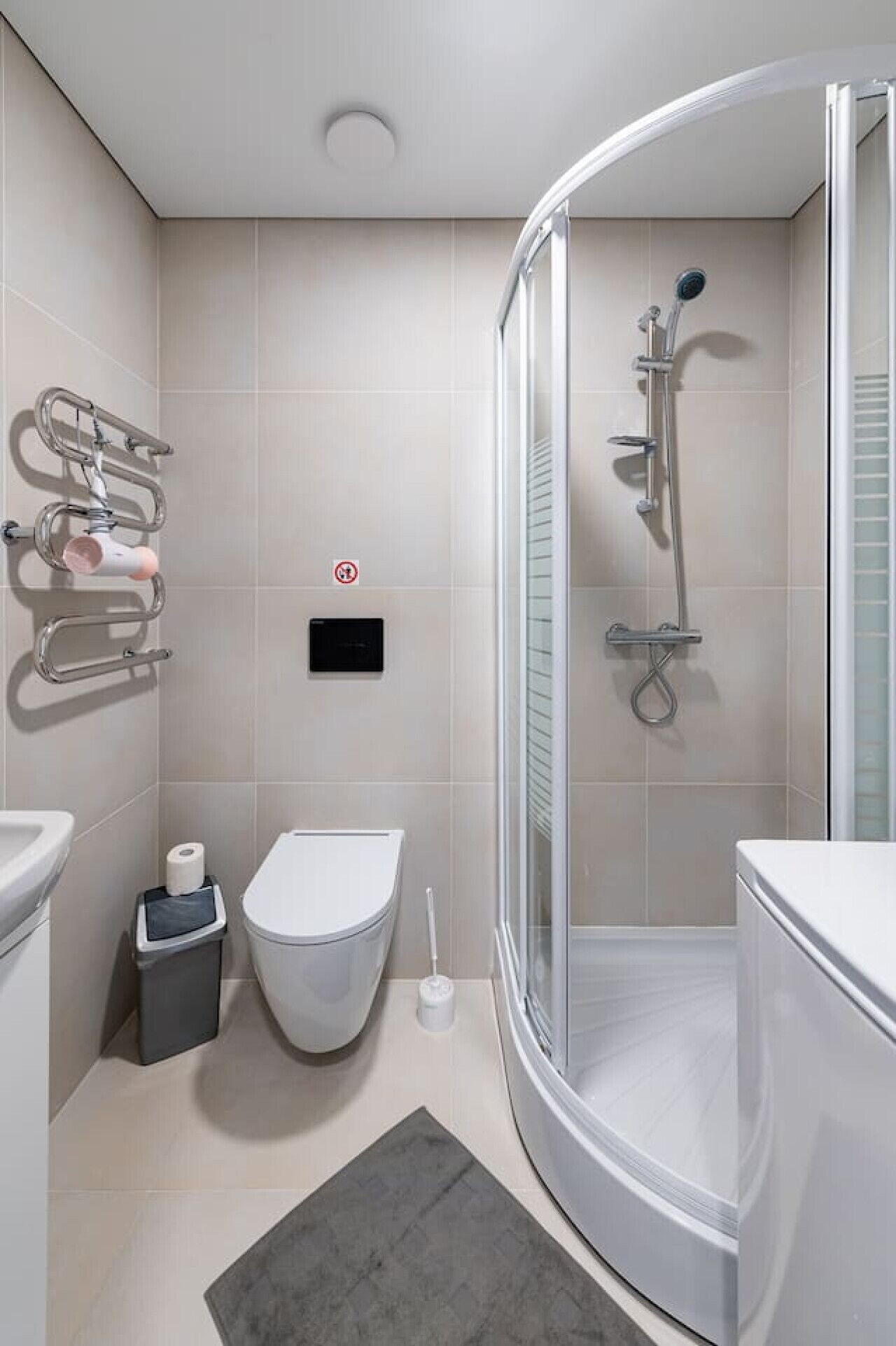 Gratis toiletartikelen, een haardroger, handdoeken, toiletpapier