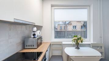 Een koelkast, een magnetron, een oven, een kookplaat