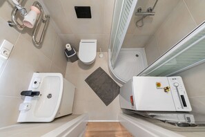 Sèche-cheveux, serviettes fournies