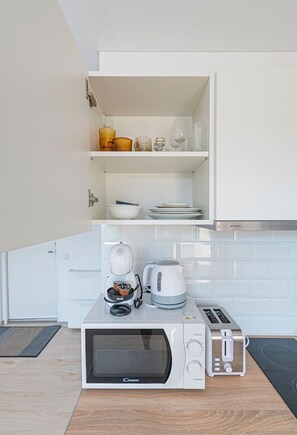 Een koelkast, een microgolfoven, een kookplaat