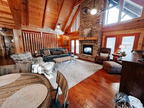 Smart-TV, Kamin, Bücher