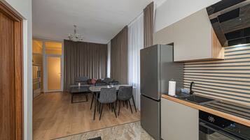 Frigorifero, microonde, forno, piano cottura