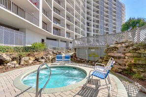 Outdoor spa tub - Edgewater Golf Villa 956 (Panama City Beach)