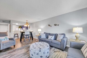 Condo, varias camas (Edgewater Golf Villa 956) | Área de sala de estar