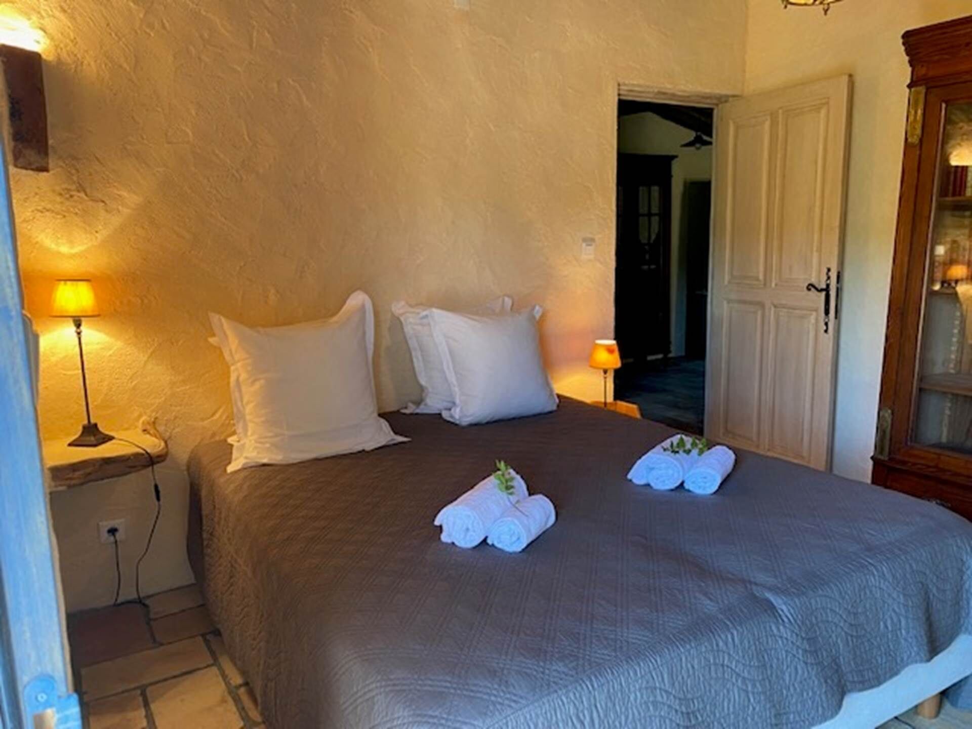 1 dormitorio, caja fuerte, tabla de planchar con plancha y cuna de viaje