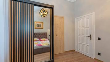 1 habitación, tabla de planchar con plancha, wifi gratis y ropa de cama