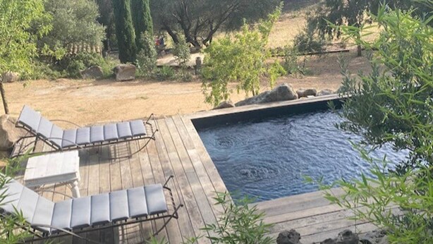 A wooden deck with a swimming pool, surrounded by greenery and trees. - "U Pireddu" Relaxation and comfort at U Sirenu (SARTENE)