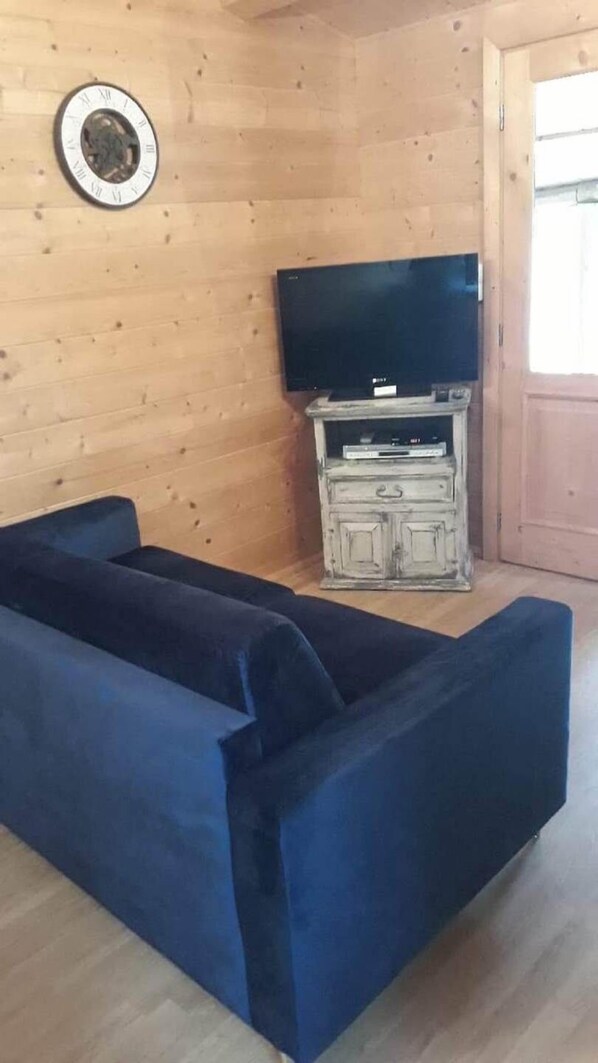 Televisión y chimenea 