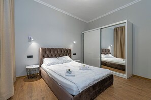 1 chambre, bureau, chambres insonorisées, fer et planche à repasser