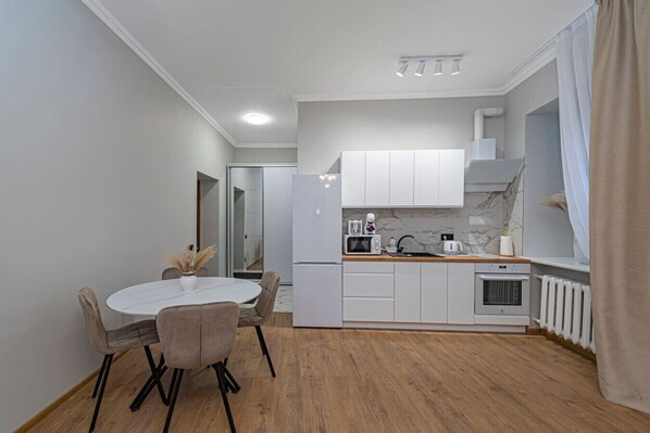 Fridge, microwave, oven, stovetop