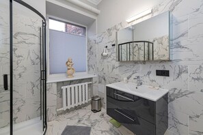 Amenidades de baño gratuitas, secadora de cabello, toallas 