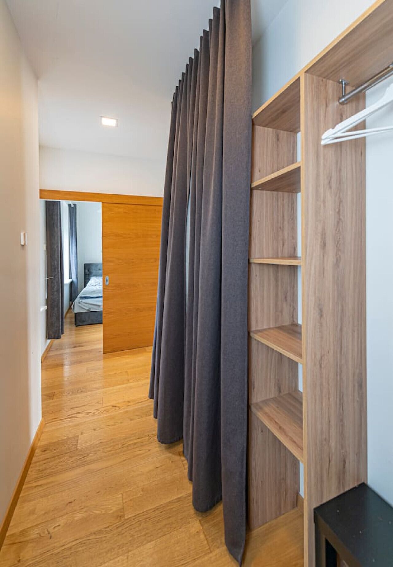 1 habitación, sistema de insonorización y tabla de planchar con plancha 