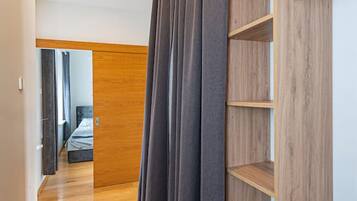 1 habitación, sistema de insonorización y tabla de planchar con plancha