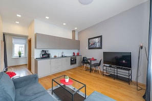 Un apartamento moderno con cocina, comedor y sala de estar.