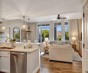 Condo, 1 cama King size y sofá cama (Market Street Inn 545) | Área de sala de estar