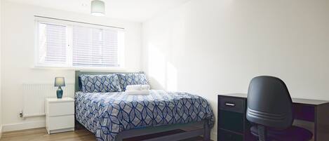 1 slaapkamer, een bureau, een strijkplank/strijkijzer, wifi