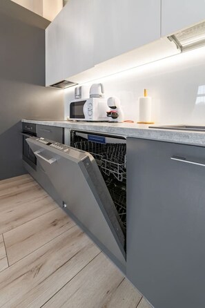 Refrigerador, microondas, horno y parrilla de estufa 