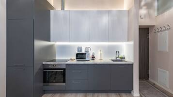 Jääkaappi, mikroaaltouuni, uuni, liesi