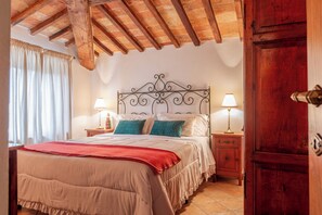 2 bedrooms, iron/ironing board, WiFi, bed sheets - TUSCANY TO LOVE (Piazze)