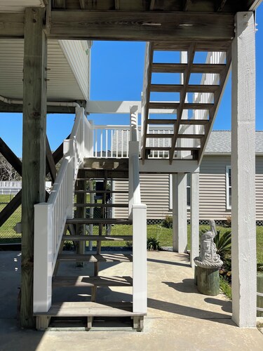 4-bedroom house in delightful Oak Island with WiFi, AC
