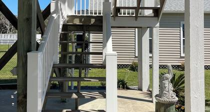 4-bedroom house in delightful Oak Island with WiFi, AC