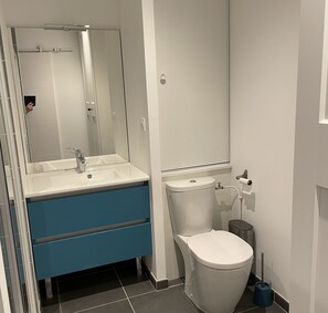 Een haardroger, handdoeken