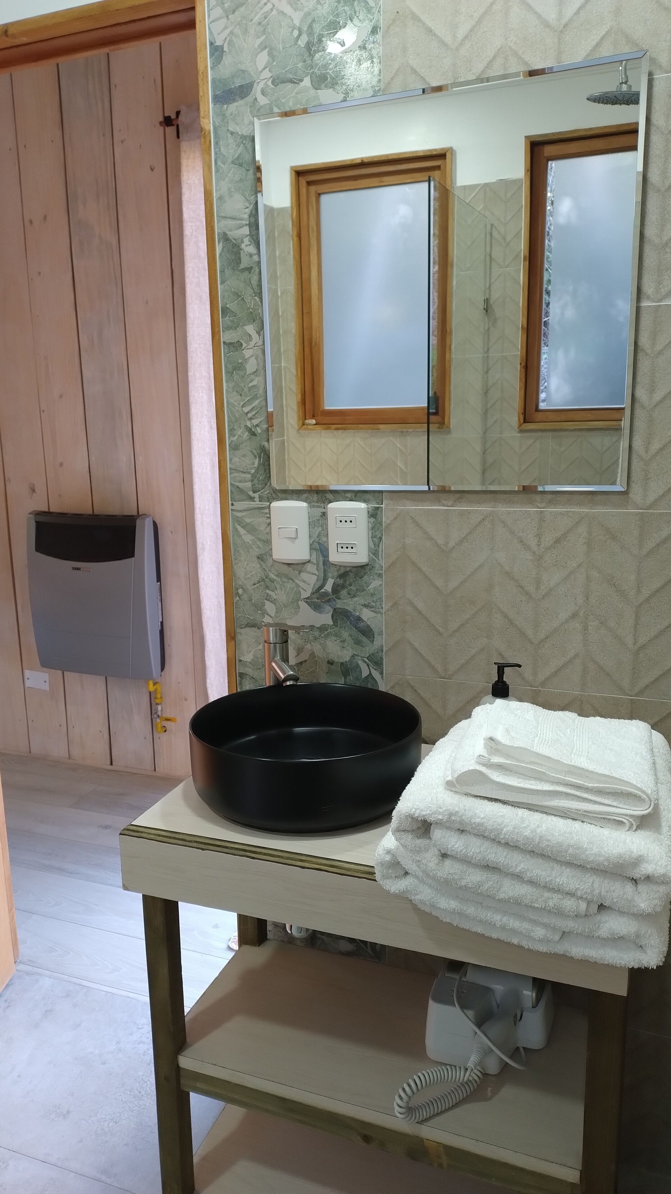 Sèche-cheveux, serviettes fournies, savon, papier toilette