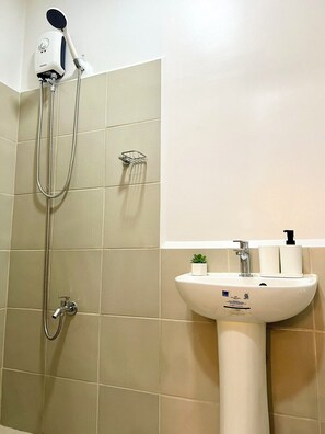 Hair dryer, bidet, towels, soap - NEW! 1BR w/ Balcony & FREE Parking at The Hive Residences @ CasaArbo (Taytay)
