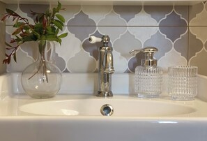 Douche, sĂšche-cheveux, bidet, serviettes fournies