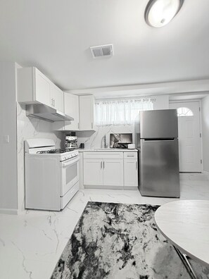 Jääkaappi, uuni, liesi, kahvin-/teenkeitin