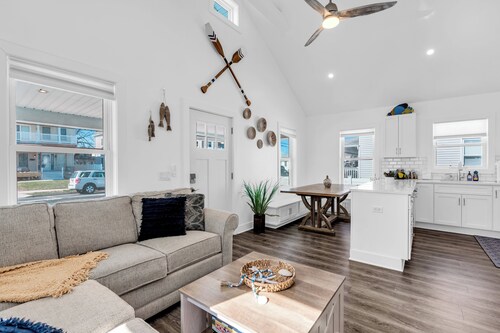 1 Block to Beach, Linens + Towels, BBQ, AC