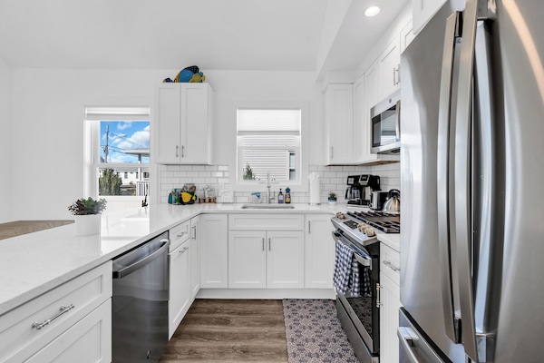 Jääkaappi, mikroaaltouuni, uuni, liesi