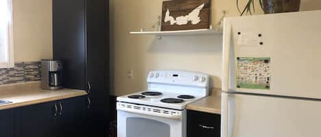 Frigorifero, microonde, forno, piano cottura